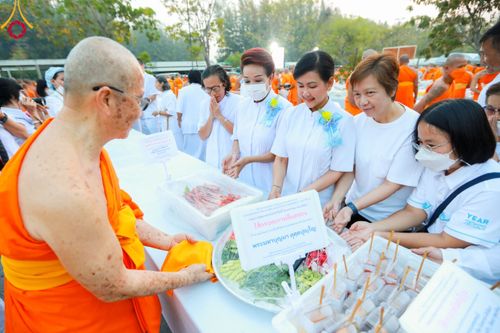 ภาพ No.111014:พิธีถวายภัตตาหารเป็นสังฆทาน แด่คณะพระธรรมยาตราฯ ในโครงการธรรมยาตรา กตัญญูบูชา มหาปูชนียาจารย์ พระมงคลเทพมุนี(สด จนฺทสโร) พระผู้ปราบมาร อนุสรณ์สถาน 7 แห่ง ปีที่ 12 วันที่ 13 มกราคม พ.ศ. 2567 ณ อนุสรณ์สถานมหาวิหารพระมงคลเทพมุนี  (โลตัสแลนด์) อ.สองพี่น้อง จ