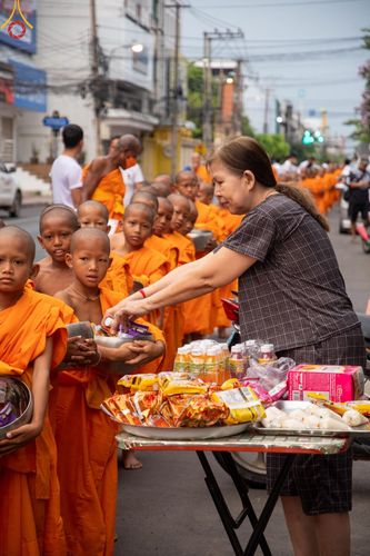 ภาพ No.62058:สามเณรจากศูนย์อบรมเยาวชนสุรินทร์ ออกบิณฑบาต รอบอำเภอเมือง จ.สุรินทร์ ในโครงการบรรพชาสามเณร ฟื้นฟูพระพุทธศาสนาทั่วไทย วันที่ 9 เมษายน พ.ศ. 2567