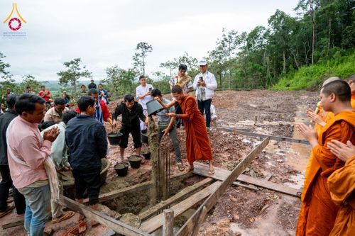 ภาพ No.174459:พิธีตักบาตรพระ,พิธีทอดผ้าป่า พิธีกลั่นแผ่นดินโปรยรัตนชาติ  สร้างพระอุโบสถและเจดีย์ วัดป่าสัมมาทิฏฐิและวัดสิริขันโท แขวงอัตตะปือ สปป. ลาว วันที่ 29 ตุลาคม พ.ศ. 2567