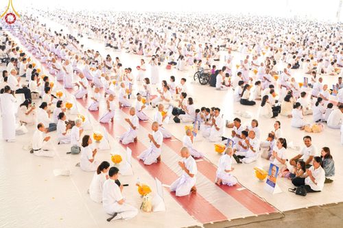 ภาพ No.133916:พิธีขอขมามอบผ้าไตร โครงการบรรพชาสามเณร ศูนย์อบรมวัดพระธรรมกาย ณ วัดพระธรรมกาย วันเสาร์ที่ 6 เมษายน พ.ศ. 2567