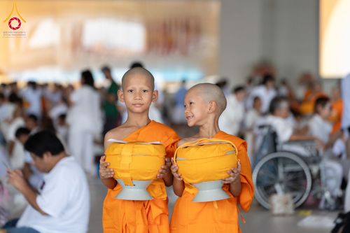 ภาพ No.134987:พิธีถวายบาตรแด่นาคธรรมทายาท ในโครงการบรรพชาสามเณรฟื้นฟูพระพุทธศาสนาทั่วไทย ณ สภาธรรมกายสากล วัดพระธรรมกาย จ.ปทุมธานี วันเสาร์ที่ 6 เมษายน พ.ศ. 2567