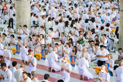 ภาพ No.62740:พิธีขอขมามอบผ้าไตร ในโครงการอุปสมบทหมู่ บูชาธรรมหลวงพ่อธัมมชโย พ.ศ.2567  โครงการอุปสมบทหมู่ธรรมทายาท ระดับอุดมศึกษา รุ่นที่51 (ภาคฤดูร้อน) โครงการบวชพระนานาชาติ AEC และ WAB รุ่นผู้บริหาร(รุ่นที่2) ณ ลานธรรม พระมหาธรรมกายเจดีย์ วันที่ 13 เมษายน พ.ศ. 2567