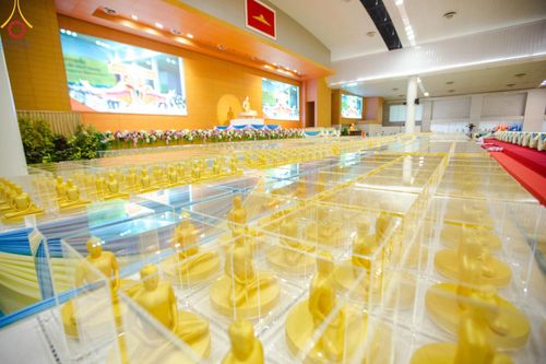 ภาพ No.159486:สัมมนาพิเศษและพิธีมอบองค์พระธรรมกาย 2,000 องค์ ณ ห้องแก้วสารพัดนึก 1 วัดพระธรรมกาย วันอาทิตย์ต้นเดือนที่ 6 ตุลาคม พ.ศ. 2567