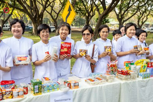 ภาพ No.179606:พิธีเจริญพระพุทธมนต์ พิธีทำบุญตักบาตรถวายพระราชกุศล และพิธีวางพานพุ่มดอกไม้ถวายราชสักการะ  แด่พระบาทสมเด็จพระบรมชนกาธิเบศร มหาภูมิพลอดุลยเดชมหาราช บรมนาถบพิตร เนื่องในวันคล้ายวันพระบรมราชสมภพ วันชาติ และวันพ่อแห่งชาติ วันพฤหัสบดีที่ 5 ธันวาคม พ.ศ. 2567 ณ