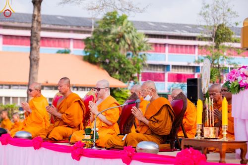 ภาพ No.58127:พิธีตักบาตรพระภิกษุและสามเณร 180 รูป ณ ลานองค์พระสมุทรเจดีย์ จ.สมุทรปราการ วันเสาร์ที่ 27 เมษายน พ.ศ. 2567