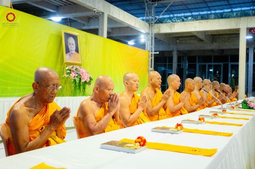 ภาพ No.194912:พิธีถวายภัตตาหารเป็นสังฆทาน แด่พระธรรมยาตรา ณ อนุสรณ์สถานมหาวิหารพระมงคลเทพมุนี (โลตัสแลนด์) อ.สองพี่น้อง จ.สุพรรณบุรี ในโครงการธรรมยาตรา กตัญญูบูชา มหาปูชนียาจารย์ พระมงคลเทพมุนี(สด จนฺทสโร) พระผู้ปราบมาร แห่ง ปีที่ 13 วันที่ 14 มกราคม พ.ศ.2568