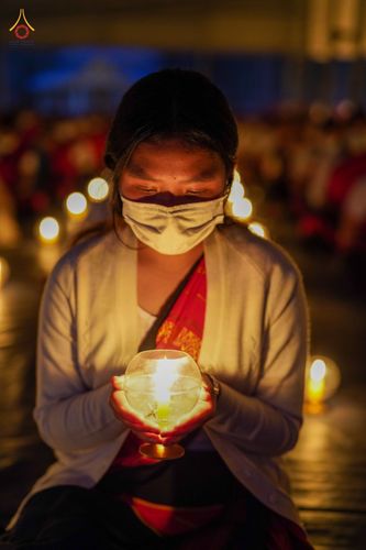 ภาพ No.76565:คณะสงฆ์และสามเณรบังกลาเทศ ปฎิบัติธรรมและจุดโคมประทีปถวายเป็นพุทธบูชา วันที่ 17 กุมภาพันธ์ พ.ศ. 2566