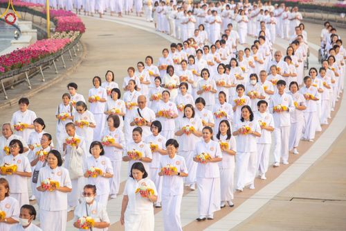 ภาพ No.216960:วันเสาร์ที่ 12 เมษายน พ.ศ. 2568 พิธีเวียนประทักษิณรอบพระมหาธรรมกายเจดีย์  พิธีวันทาเจดีย์ พิธีขอขมาและมอบผ้าไตร ในโครงการอุปสมบทหมู่ บูชาธรรมหลวงพ่อธัมมชโย, โครงการธรรมทายาท ระดับอุดมศึกษา รุ่นที่ 52 ,  โครงการบวชพระนานาชาติ AEC & WAB CEO รุ่นที่ 4 , ณ ว