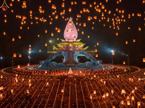 ภาพ No.175956:พิธีจุดประทีปโคมลาน, โคมลอยและลอยกระทง ถวายประทีปเป็นพุทธบูชา สร้างความสว่างไสวให้กับแผ่นดินด้วยแสงธรรม วันที่ 15 พฤศจิกายน พ.ศ. 2567 ณ พุทธอุทยานนานาชาติ อ.โพนพิสัย จ.หนองคาย