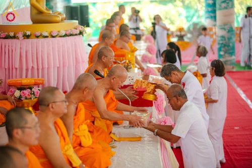 ภาพ No.175127:พิธีทอดกฐินสถาปนา แผ่นสิริฉะทะนะรัสมี(หลังคา) อาคาร 80 ปี หลวงพ่อธัมมชโย ณ ศูนย์ปฏิบัติธรรมวิหารแดง จ.สระบุรี วันเสาร์ที่ 9 พฤศจิกายน พ.ศ. 2567