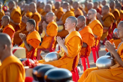 ภาพ No.250550:วันพุธที่ 8 ตุลาคม พ.ศ. 2568 พิธีตักบาตรเทโวโรหณะ ณ ลานธรรมปทุมรัตน์ธรรมเจดีย์ พุทธอุทยานนานาชาติ อ.โพนพิสัย จ.หนองคาย