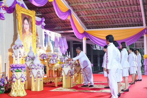 ภาพ No.138971:กิจกรรมเฉลิมพระเกียรติ สมเด็จพระนางเจ้าฯ พระบรมราชินี เนื่องในโอกาสวันเฉลิมพระชนมพรรษา พิธีเจริญพระพุทธมนต์ , ทำบุญตักบาตรพระสงฆ์ ถวายพระราชกุศล , พิธีถวายเครื่องราชสักการะ , และพิธีจุดเทียนถวายพระพรชัยมงคล วันที่ 3 มิถุนายน พ.ศ. 2567 ณ อาคารโถงช้าง วัดพ