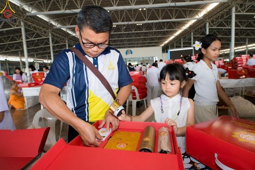 ภาพ No.212266:วันพุธที่ 19 มีนาคม พ.ศ. 2568 การบรรจุไทยธรรมลงกล่องสำเร็จ 43,500 กล่อง เพื่อถวายแด่พระสังฆาธิการ 40,000 กว่าวัดทั่วไทย ในวันคุ้มครองโลก 22 เมษายน พ.ศ. 2568 ณ บ้านแก้วเรือนทองคุณยายฯ วัดพระธรรมกาย