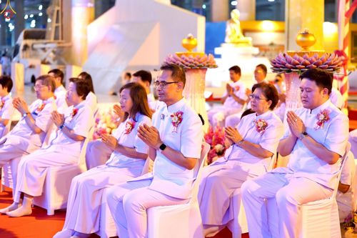 ภาพ No.223971:วันวิสาขบูชา วันอาทิตย์ที่ 11 พฤษภาคม พ.ศ. 2568 พิธีจุดวิสาขประทีป ,  พิธีเวียนประทักษิณรอบพระมหาธรรมกายเจดีย์ , พิธีฉลองชัยสวดมนต์บทธัมมจักกัปปวัตตนสูตร ครบ 7,357,000,000 จบ ณ มหารัตนวิหารคด วัดพระธรรมกาย