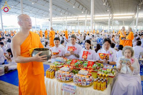 ภาพ No.277004:วันอาทิตย์ที่ 7 ธันวาคม พ.ศ. 2568 พิธีตักบาตรอาทิตย์ต้นเดือน ณ บ้านแก้วเรือนทองคุณยายฯ วัดพระธรรมกาย