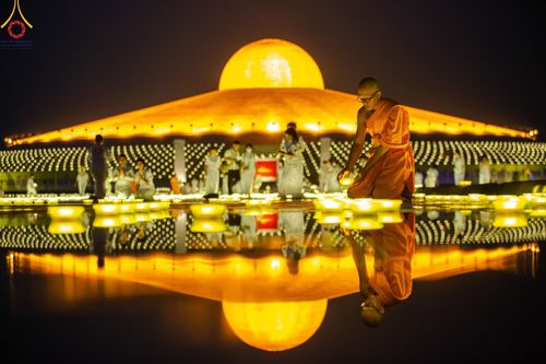 ภาพ No.154821:พิธีจุดประทีป, พิธีฉลองชัยสวดมนต์บทธัมมจักกัปปวัตนสูตร ณ มหารัตนวิหารคด วัดพระธรรมกาย วันอังคารที่ 17 กันยายน พ.ศ. 2567