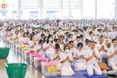 ภาพ No.151008:พิธีตักบาตร ในวันอาทิตย์ต้นเดือน วันที่ 1 กันยายน พ.ศ. 2567 ณ สภาธรรมกายสากล วัดพระธรรมกาย