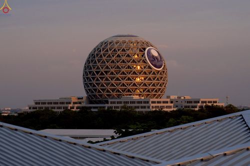 ภาพ No.240987:วันพุธที่ 27 สิงหาคม พ.ศ. 2568 พิธีจุดประทีป ในวันธรรมชัย ณ วัดพระธรรมกาย