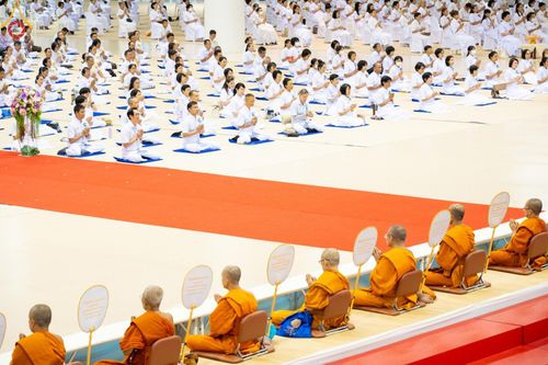 ภาพ No.146099:วันมหารำลึก ครั้งที่ 34 พิธีร่วมรำลึกถึงนักสร้างบารมีที่ล่วงลับไปแล้ว , พิธีสวดพระพุทธมนต์ ณ ห้องแก้วสารพัดนึก 1 วัดพระธรรมกาย วันเสาร์ที่ 27 กรกฎาคม พ.ศ. 2567