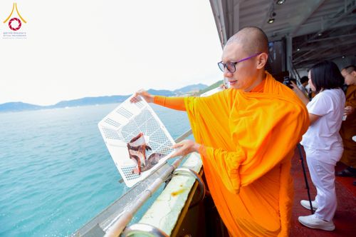 ภาพ No.224853:วันเสาร์ ที่ 10 พฤษภาคม พ.ศ. 2568 วัดพระธรรมกายฮ่องกง จัดพิธีปล่อยปลา บนเรือใหญ่บนอ่าวฮ่องกง และจัดพิธีถวายมหาสังฆทานกลางทะเล ประจำปี 2568 เนื่องในสัปดาห์วิสาขบูชาโลก