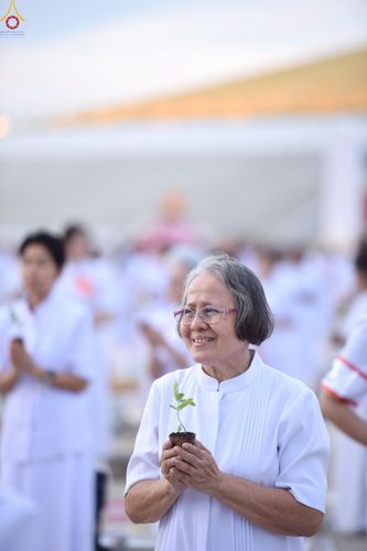 ภาพ No.252902:วันที่ 10 ตุลาคม พ.ศ. 2568 พิธีปลูกต้นทรัพย์บานชื่น ณ ลานธรรม วัดพระธรรมกาย