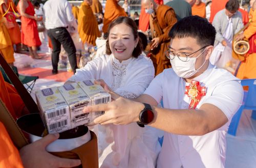 ภาพ No.276924:วันเสาร์ที่ 6 ธันวาคม พ.ศ. 2568 พิธีตักบาตรพระ 1,000 รูป อุทิศถวายพระราชกุศลสมเด็จพระนางเจ้าสิริกิติ์ พระบรมราชินีนาถ พระบรมราชชนนี พันปีหลวง และ ทำบุญเมืองลำปาง ครบรอบ 1,345 ปี ณ ลานพระบรมราชานุสาวรีย์สมเด็จพระนเรศวรมหาราชนครลำปาง อ.เกาะคา จ.ลำปาง