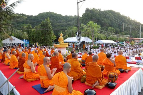 ภาพ No.235161:วันอาทิตย์ที่ 27 กรกฎาคม พ.ศ. 2568 พิธีตักบาตรพระ1,000 รูป ทำบุญเมืองพัทลุง ประธานสงฆ์ พระปริยัติวชิโรดม  เจ้าคณะจังหวัดพัทลุง ประธานฆราวาส นายรัฐศาสตร์ ชิดชู  ผู้ว่าราชการจังหวัดพัทลุง