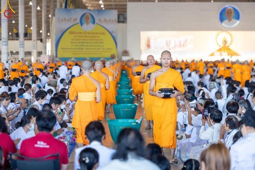 ภาพ No.177585:พิธีตักบาตรและพิธีบูชาข้าวพระ ในวันอาทิตย์ต้นเดือนที่ 1 ธันวาคม พ.ศ. 2567 ณ สภาธรรมกายสากล วัดพระธรรมกาย