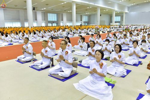 ภาพ No.233779:วันเสาร์ที่ 19 กรกฎาคม พ.ศ.2568 วันมหารำลึก ครั้งที่ 35 พิธีรำลึกถึงนักสร้างบารมี , พิธีสวดพระพุทธมนต์ , พิธีทอดผ้าบังสกุลและถวายไทยธรรม วัดพระธรรมกาย