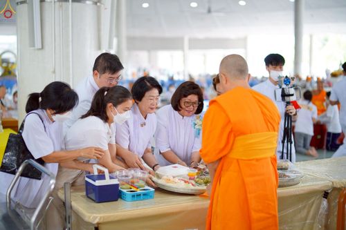 ภาพ No.230430:วันที่ 28 มิถุนายน พ.ศ. 2568 พิธีถวายภัตตาหารเมนูสวรรค์ เพื่อการบรรลุธรรม ณ หอฉันคุณยายอาจารย์ฯ วัดพระธรรมกาย