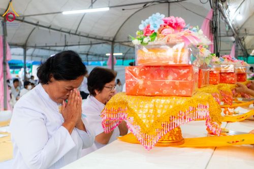 ภาพ No.201442:พิธีถวายภัตตาหารเป็นสังฆทาน แด่พระธรรมยาตรา ณ อนุสรณ์สถานบางปลา วัดบางปลา อำเภอบางเลน จังหวัดนครปฐม ในโครงการธรรมยาตรา กตัญญูบูชา มหาปูชนียาจารย์ พระมงคลเทพมุนี(สด จนฺทสโร) พระผู้ปราบมาร อนุสรณ์สถาน 7 แห่ง ปีที่ 13 วันที่ 25 มกราคม พ.ศ. 2568