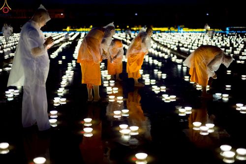 ภาพ No.244218:วันที่ 7 กันยายน พ.ศ. 2568 พิธีจุดประทีป วันครูผู้ค้นพบวิชชาธรรมกาย ณ ลานธรรมฯ และวิหารคด วัดพระธรรมกาย