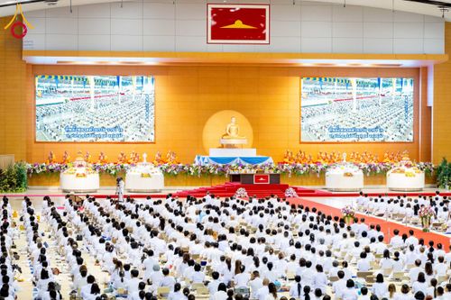 ภาพ No.232101:วันอาทิตย์ที่ 6 กรกฏาคม พ.ศ. 2568 พิธีตักบาตร ข้าวสารอาหารแห้ง  พิธีบูชาข้าวพระ สัมมนาพิเศษราชเหล็ก ณ สภาธรรมกายสากล วัดพระธรรมกาย