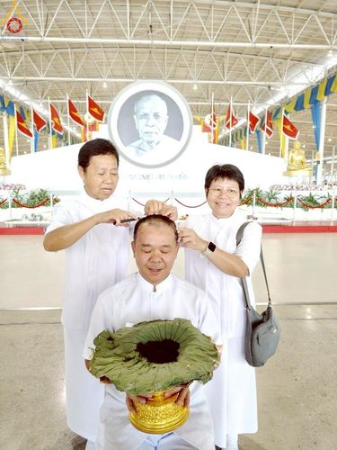 ภาพ No.223158:วันที่ 2 -10 พฤษภาคม พ.ศ. 2568 พิธีตัดปอยผม ปลงผม พิธีขอขมาลาอุปสมบทอุทิศชีวิต ของอุบาสก พิสิทธิ์ หมื่นแกล้ว  ณ วัดพระธรรมกาย