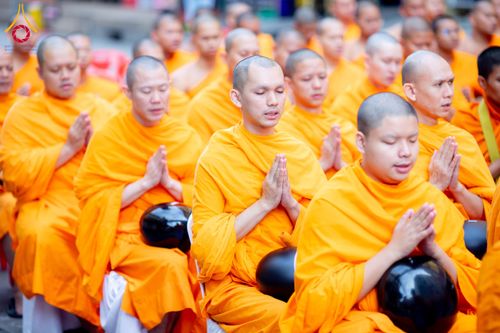 ภาพ No.180298:พิธีทำบุญตักบาตร ข้าวสารอาหารแห้ง แด่คณะสงฆ์ 99 รูป เนื่องในวันพ่อแห่งชาติ ปีที่ 50 ณ ศูนย์การค้าตลาดรังสิต ซ.รังสิต-ปทุมธานี 5 วันที่ 5 ธันวาคม พ.ศ. 2567