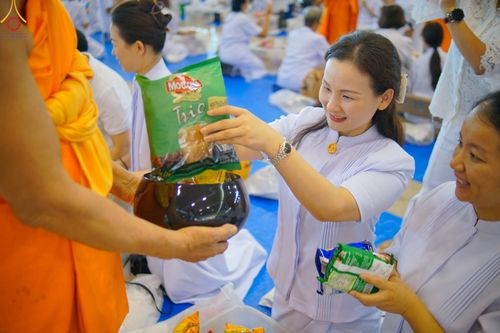 ภาพ No.89457:พิธีตักบาตร ข้าวสารอาหารแห้ง พิธีบูชาข้าวพระ และพิธีจุดเทียนใจ ไฟนิรันดร์  อนันตชัย ณ สภาธรรมกายสากล วัดพระธรรมกาย วันอาทิตย์ที่ 1 ตุลาคม พ.ศ. 2566