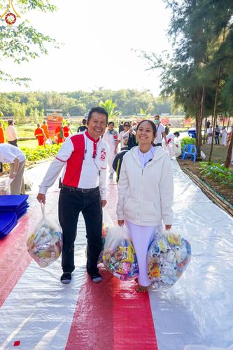 ภาพ No.105011:พิธีตักบาตรพระ ๑,๐๐๐ รูป ฉลองเมืองลำปาง ๑,๓๔๓ ปี วันเสาร์ที่ ๓๐ ธันวาคม พ.ศ. ๒๕๖๖ ณ ศูนย์ปฏิบัติธรรมลำปาง อำเภอเมือง จังหวัดลำปาง