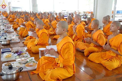 ภาพ No.220707:วันเสาร์ที่ 26 เมษายน พ.ศ.2568 (วันพระ แรม 15 ค่ำ เดือน 5) พิธีถวายภัตตาหารเมนูสวรรค์ "เพื่อการบรรลุธรรม" และ พิธีบุพเปตพลี ครั้งที่ 163 ร่วมอุทิศบุญแด่หมู่ญาติที่ล่วงลับไปแล้ว และสืบทอดอายุพระพุทธศาสนา ณ หอฉันคุณยายอาจารย์ฯ วัดพระธรรมกาย