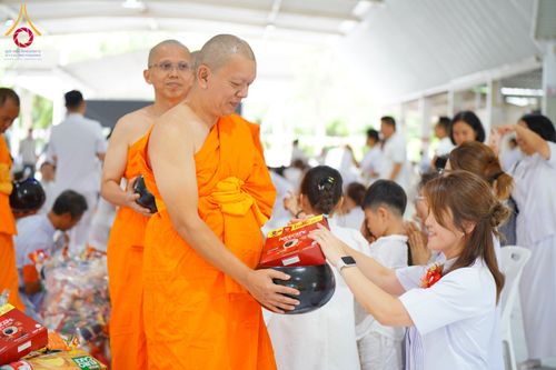 ภาพ No.144291:พิธีตักบาตรพระใหม่  โครงการบรรพชาอุปสมบทหมู่ ธรรมทายาทนานาชาติ (ภาษาจีน) ณ อาคารโถงช้าง วัดพระธรรมกาย วันอาทิตย์ที่ 14 กรกฎาคม พ.ศ. 2567