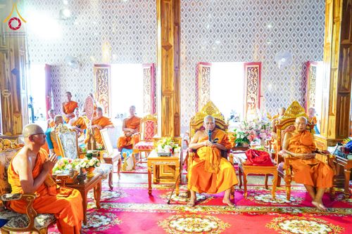 ภาพ No.146702:พิธีต้อนรับสัญญาบัตร พัดยศ ผ้าไตร ในโอกาสที่พระบาทสมเด็จพระเจ้าอยู่หัว ทรงพระกรุณาโปรดพระราชทานสัญญาบัตรตั้งสมณศักดิ์ พระวิมลศาสนวิเทศ (สำรวจ กมโล) เจ้าอาวาสวัดไทยนอร์เวย์ เป็นพระราชาคณะชั้นราช ในราชทินนามที่ “พระราชวชิรศาสนวิเทศ”