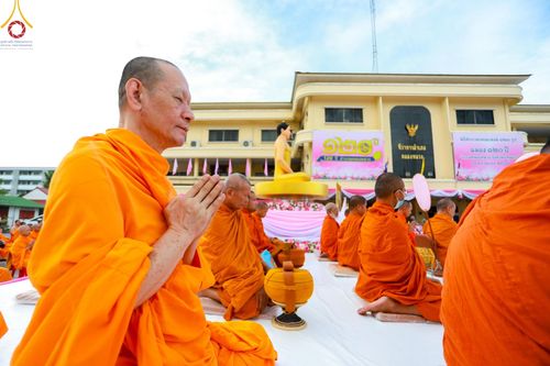 ภาพ No.150810:พิธีเจริญพระพุทธมนต์ และทำบุญตักบาตรแด่คณะสงฆ์ จำนวน 121 รูป เนื่องในโอกาสฉลองครบรอบ 120 ปี อำเภอคลองหลวง จังหวัดปทุมธานี เพื่อถวายเป็นพุทธบูชา ช่วยเหลือผู้ประสบความเดือดร้อนจากอุทกภัย และคณะสงฆ์ 323 วัด 4 จังหวัดชายแดนภาคใต้ วันเสาร์ที่ 31 สิงหาคม พ.ศ. 