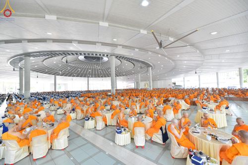 ภาพ No.162141:พิธีถวายภัตตาหารเมนูสวรรค์ เนื่องในวันออกพรรษา (ขึ้น 15 ค่ำ เดือน 11) วันพฤหัสบดีที่ 17 ตุลาคม พ.ศ. 2567 ณ หอฉันคุณยายอาจารย์ฯ วัดพระธรรมกาย