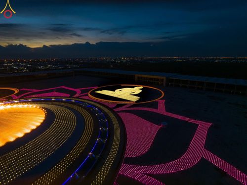 ภาพ No.150315:พิธีจุดประทีป และพิธีฉลองชัยสวดมนต์ บทธัมมจักกัปปวัตตนสูตร ครบ 6,668,272,727 จบ เนื่องในวันธรรมชัย 27 สิงหาคม พ.ศ. 2567 ณ มหารัตนวิหารคด วัดพระธรรมกาย