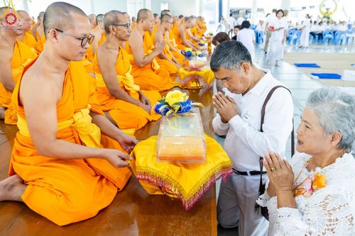 ภาพ No.174653:พิธีถวายภัตตาหารเมนูสวรรค์ เพื่อการบรรลุธรรม ณ หอฉันคุณยายอาจารย์ฯ วัดพระธรรมกาย วันที่ 23 พฤศจิกายน พ.ศ. 2567