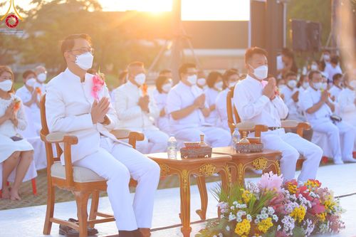 ภาพ No.101828:ตักบาตรพระ 10,000 รูป เติมบุญให้แผ่นดิน เนื่องในโอกาส 192 ปี จังหวัดกาญจนบุรี หนึ่งในโครงการตักบาตรพระ 2,000,000 รูป  77 จังหวัดทุกวัดทั่วไทย วันจันทร์ที่ 11 ธันวาคม พ.ศ. 2566 บริเวณถนนสองแคว (SKY WALK) เมืองกาญจนบุรี