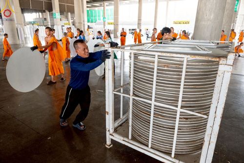 ภาพ No.220784:วันที่ 24-25 เมษายน พ.ศ. 2568 การเก็บงาน ผ้ารับประเคน ผ้าระบาย โต๊ะ เก้าอี้  ภายหลังงานวันคุ้มครองโลก ณ วัดพระธรรมกาย