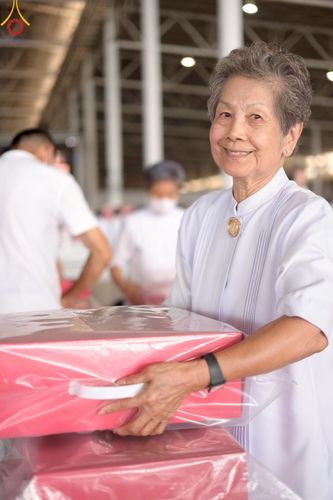 ภาพ No.214343:วันที่ 29 มีนาคม พ.ศ.2568 กิจกรรมใส่ถุงซิปกล่องไทยธรรม เพื่อรักษาความประณีตของกล่องไทยธรรม ในทุกสภาพอากาศ ณ บ้านแก้วเรือนทองคุณยาย วัดพระธรรมกาย