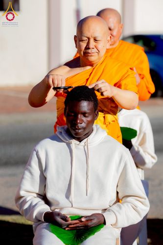 ภาพ No.231171:วันศุกร์ที่ 27 มิถุนายน พ.ศ. 2568 พิธีตัดปอยผมและพิธีปลงผมนาคธรรมทายาทแห่งทวีปแอฟริกา พ.ศ. 2568  โครงการบรรพชาอุปสมบทพระธรรมทายาทนานาชาติแห่งทวีปแอฟริกา ครั้งที่ 2 ณ วัดพระธรรมกายโจฮันเนสเบิร์ก สาธารณรัฐแอฟริกาใต้