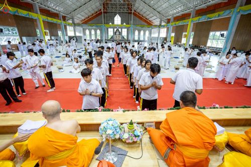 ภาพ No.249082:วันที่ 26-28 กันยายน พ.ศ. 2568 โครงการอบรม อุบาสกแก้ว อุบาสิกาแก้ว รุ่นที่ 3  ณ ศูนย์ปฏิบัติธรรมสมุทรปราการ ได้รับความเมตตาจากคณะสงฆ์ในพื้นที่  รวมถึงผู้บริหารสถานศึกษา ที่นำนักเรียนระดับมัธยมปลาย  มารับฟังข้อมูลเพื่อที่จะเป็นกำลังสำคัญ ในการเข้าร่วมขบวน