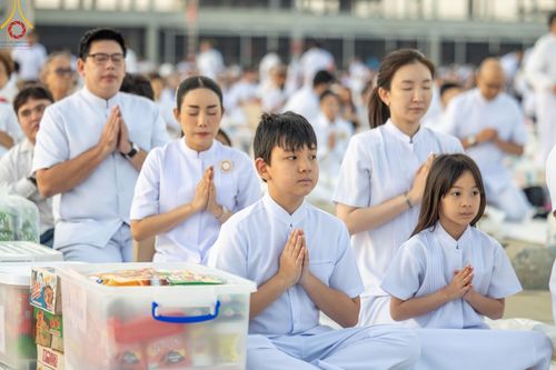 ภาพ No.187960:พิธีตักบาตรฉลองพระใหม่ ต้อนรับพุทธศักราช 2568 ณ ลานธรรมพระมหาธรรมกายเจดีย์ วัดพระธรรมกาย จ.ปทุมธานี วันที่ 1 มกราคม พ.ศ. 2568